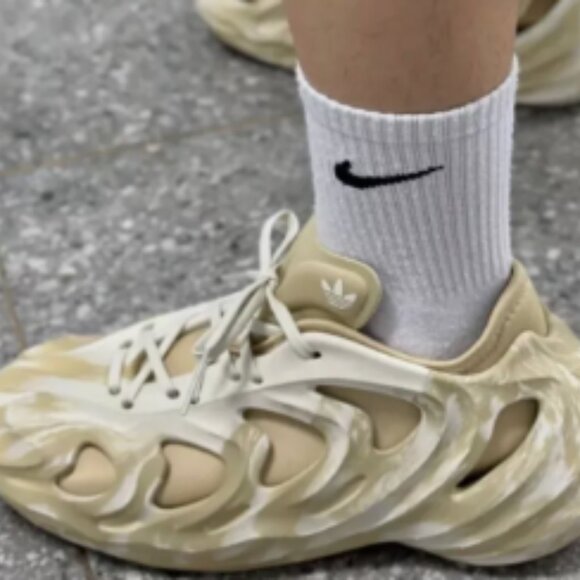 🔥Step into Comfort & Style w/ Yeezy AdiFom Q! 🔥 Size 11 Only One Pair Avail - Picture 10 of 10